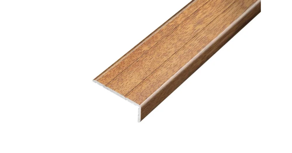 Cenově Výhodný GREEN LINE schodovka 25x10 mm, hliník - ořech žíhaný, samolepící, 2,7 m