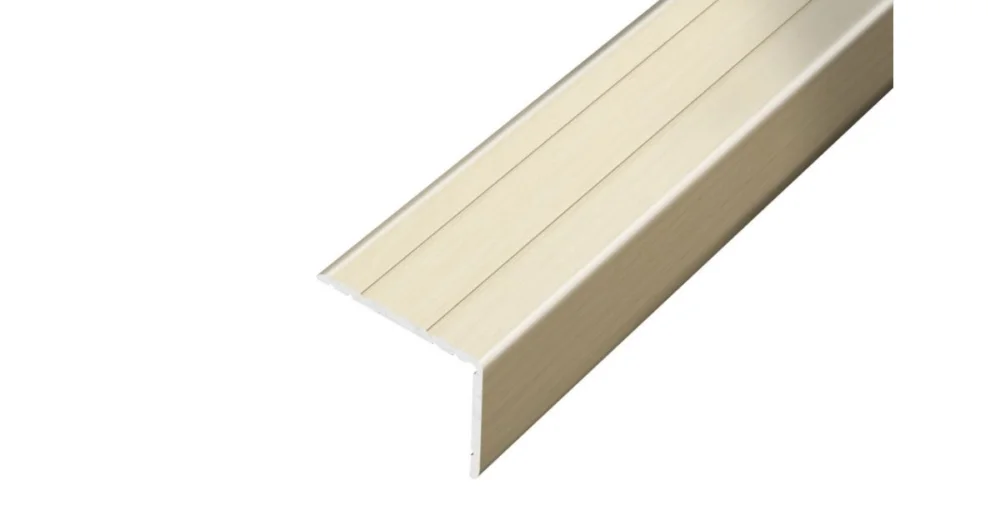 GREEN LINE schodovka 25x20 mm, hliník - javor světlý, samolepící, 0,9 m Vysoce Kvalitní