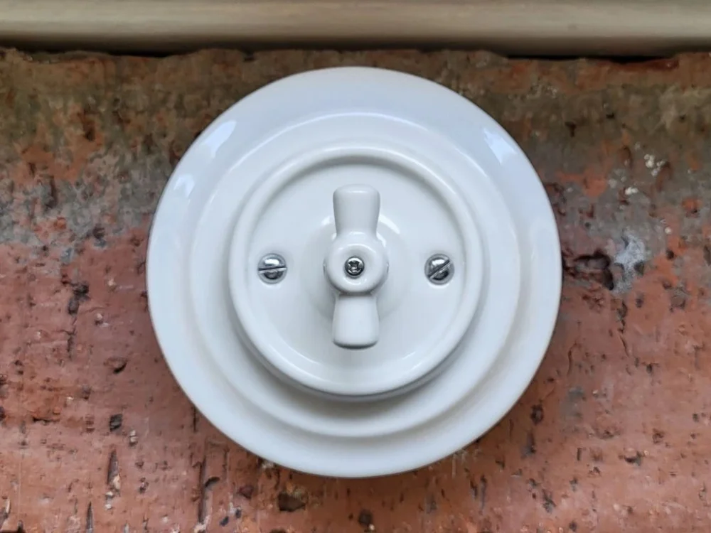 Oblíbený Retro Round – porcelánový otočný vypínač, řazení 1 – bílý, 10x10