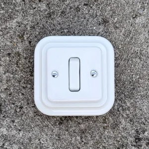 Zlevněný Retro Square vypínač č. 1 jednopólový čtvercový porcelánový bílý vč. rámečku 9x9