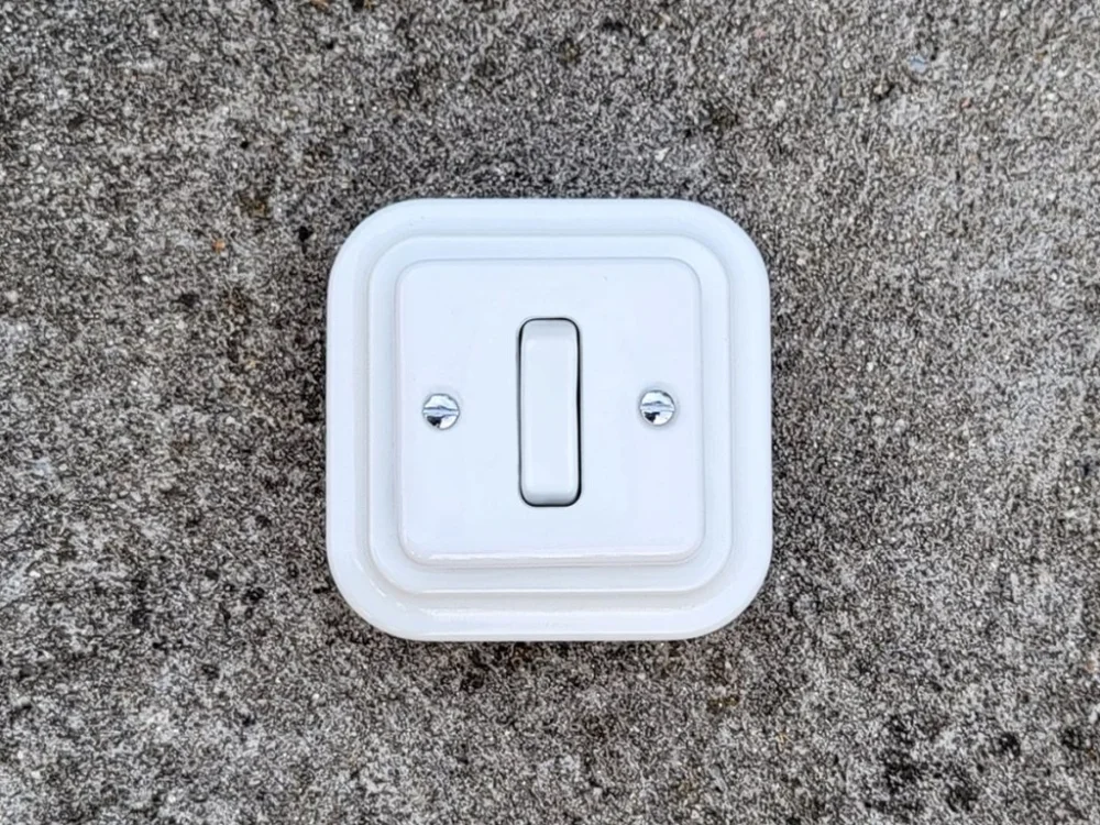 Zlevněný Retro Square vypínač č. 1 jednopólový čtvercový porcelánový bílý vč. rámečku 9x9