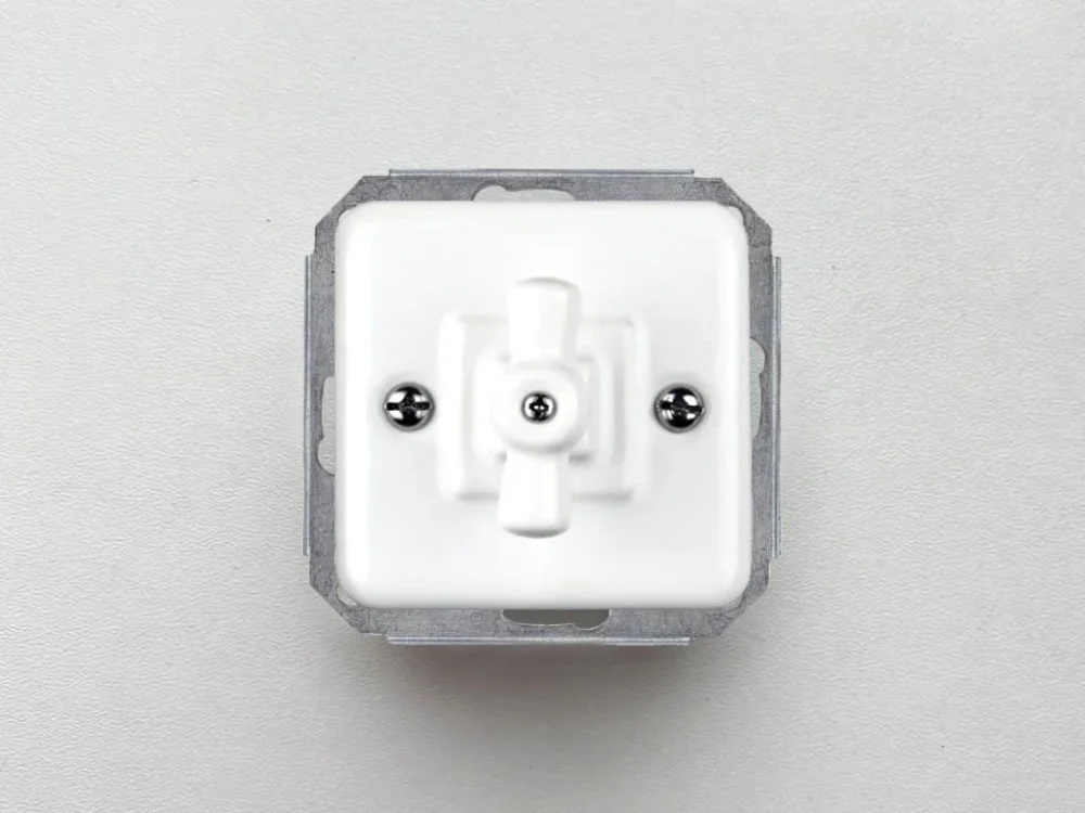 Objednat Nyní Retro Square vypínač č. 7 čtvercový otočný porcelánový bílý bez rámečku