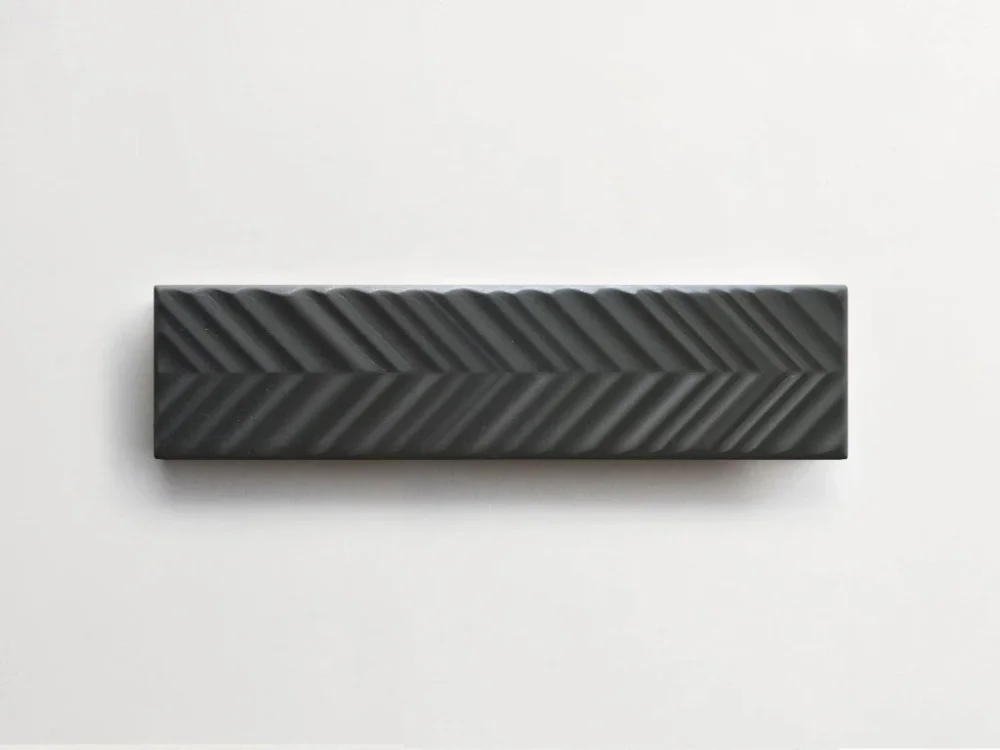 Elios Dust Ink Chevron Soft antracitové reliéfní obklady 5x20 mat Akční Nabídka
