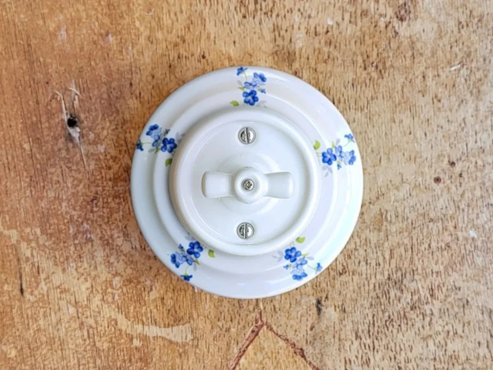 Da Vinci Pomněnka F – otočný porcelánový vypínač, řazení 1 – sítotisk, 10×10 Sleva