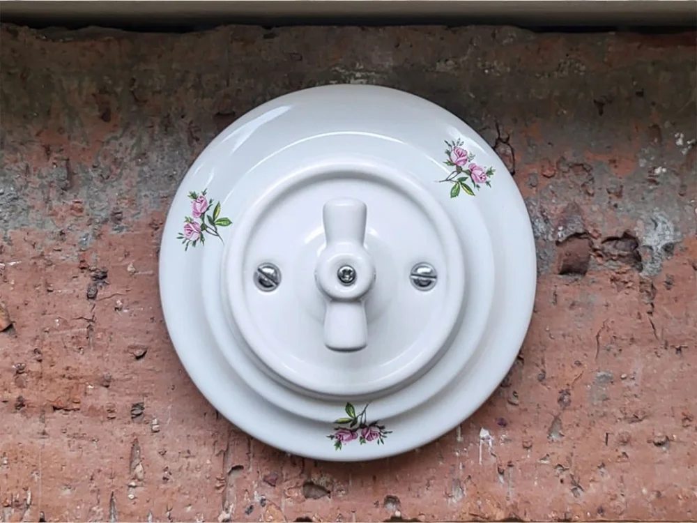 Da Vinci Růže A – otočný porcelánový vypínač, řazení 6 – sítotisk, 10x10 Super Cena