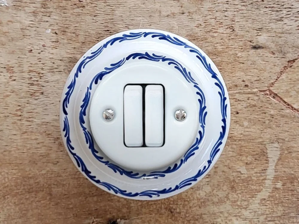 Levný Da Vinci Modrá vlnka B – porcelánový vypínač, řazení 5 – ručně malovaný, 10x10