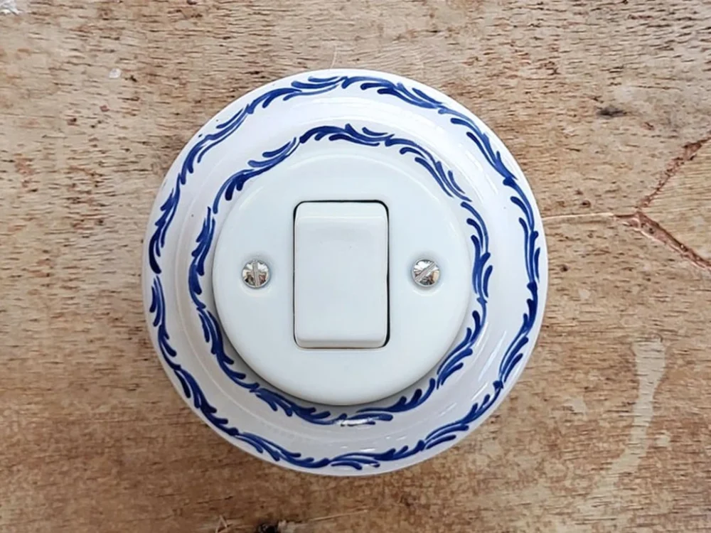 Cenová Bomba Da Vinci Modrá vlnka B – porcelánový vypínač, řazení 7 – ručně malovaný, 10x10