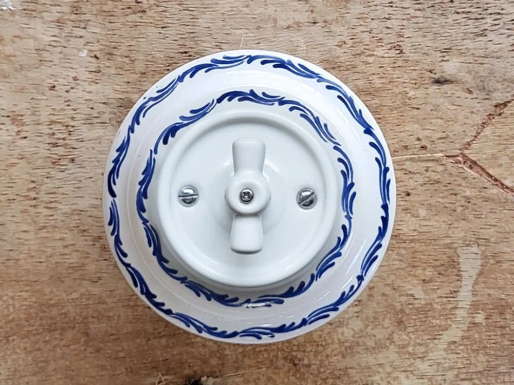 Akční Nabídka Da Vinci Modrá vlnka B – otočný porcelánový vypínač, řazení 7 – ručně malovaný, 10x10