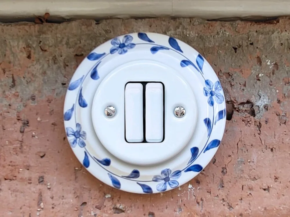 Jen Po Omezenou Doba Da Vinci Modrá kytička – porcelánový vypínač, řazení 5 – ručně malovaný, 10x10