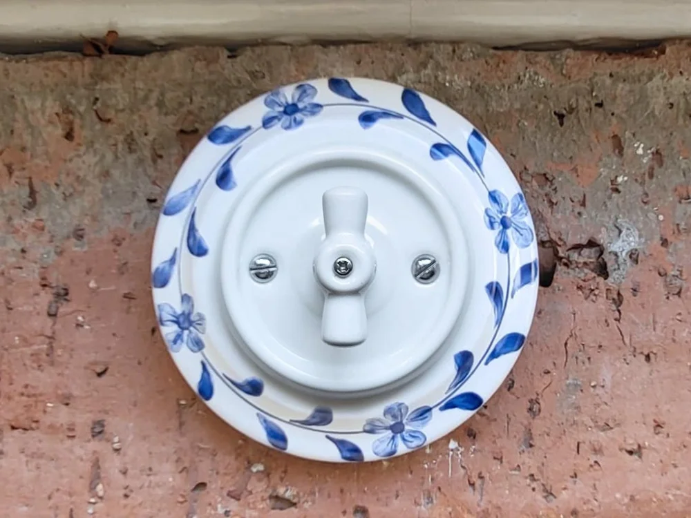 Dokud Zásoby Vydrží Da Vinci Modrá kytička – porcelánový otočný vypínač, řazení 1 – ručně malovaný, 10x10