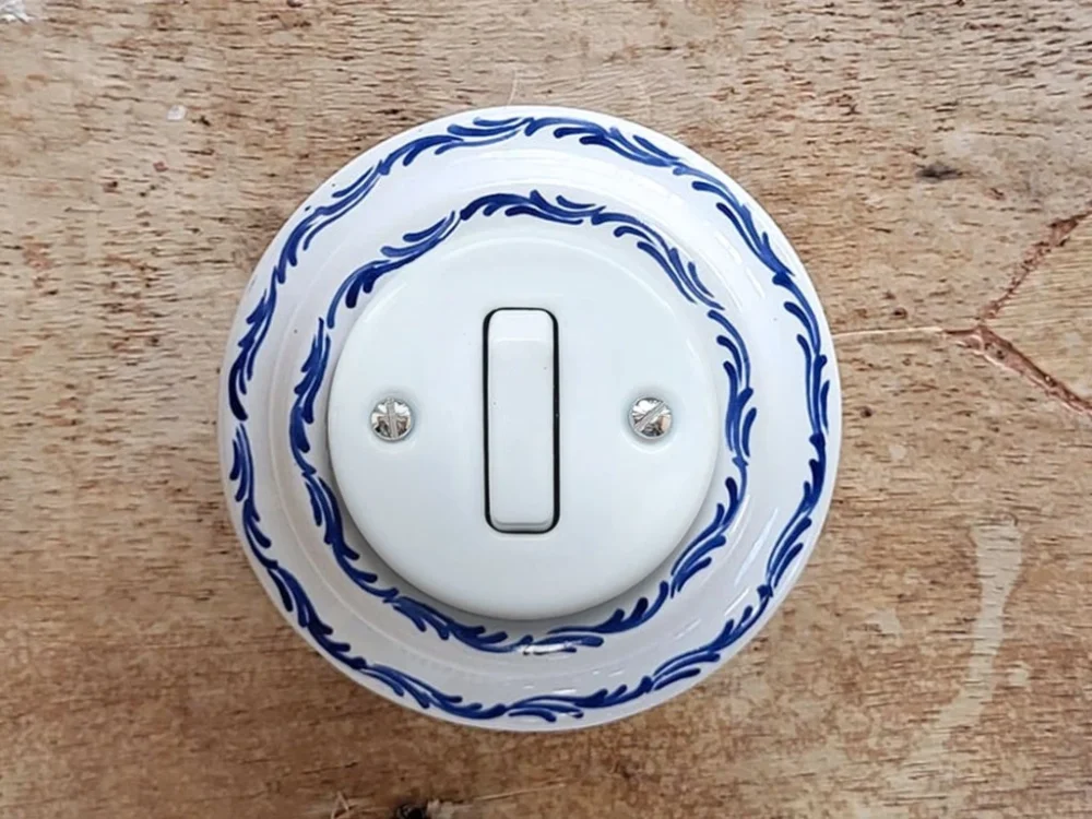 Da Vinci Modrá vlnka B – porcelánový vypínač, řazení 1 – ručně malovaný, 10x10 Bezpečná Platba