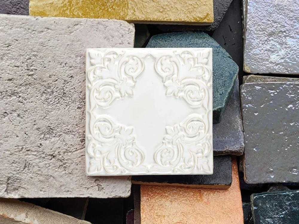 Relief White C bílé ručně vyrobené reliéfní obklady 10x10 lesk Objednat Nyní