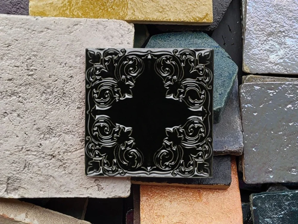 Expresní Doručení Relief Black C černé ručně vyrobené reliéfní obklady 10x10 lesk