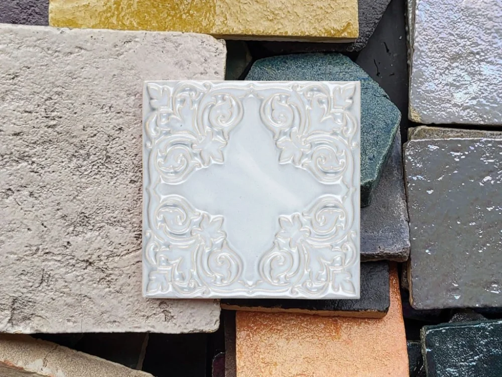 Cenová Bomba Relief Grey C šedé ručně vyrobené reliéfní obklady 10x10 lesk