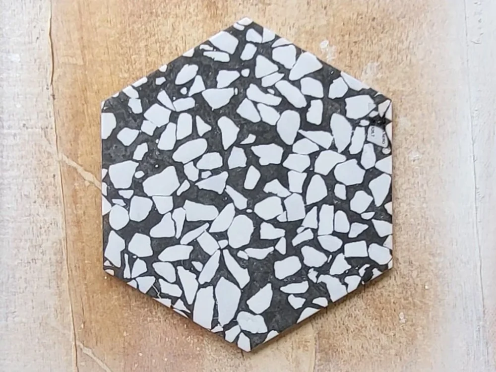 Cifre Riazza Nero – dlažba v imitaci terrazza, hexagon 23,2x26,7, mat Sleva