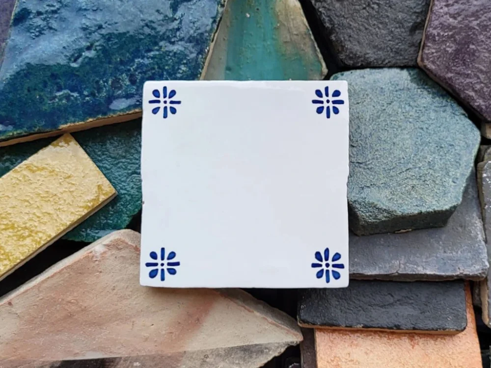 Da Vinci Antic Blanco Modrá kytička v rozích obklad ručně malovaný 13x13 lesk M Nejlepší Volba