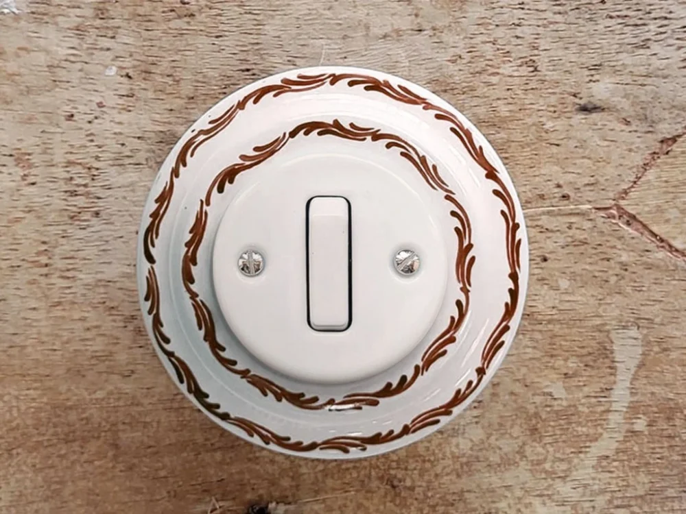 Objednat Nyní Da Vinci Hnědá vlnka – porcelánový vypínač, řazení 1 – ručně malovaný, 10x10