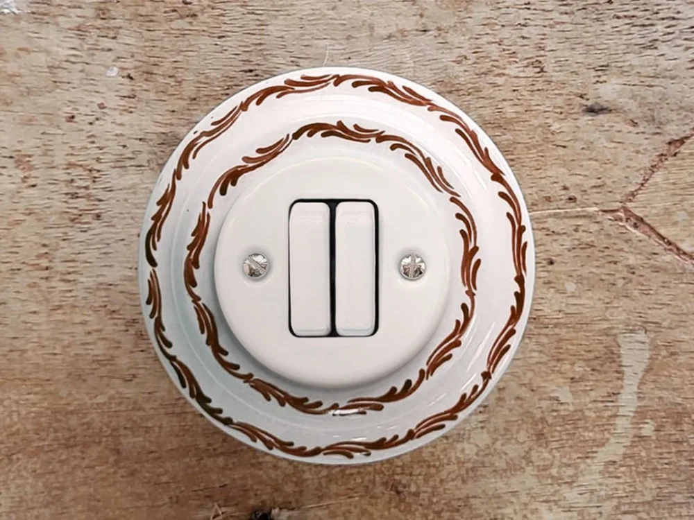 Da Vinci Hnědá vlnka – porcelánový vypínač, řazení 5 – ručně malovaný, 10x10 Novinka