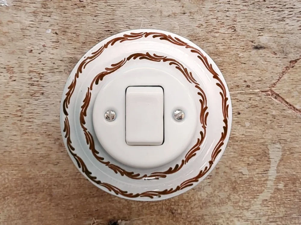 Víkendová Akce Da Vinci Hnědá vlnka – porcelánový vypínač, řazení 7 – ručně malovaný, 10x10