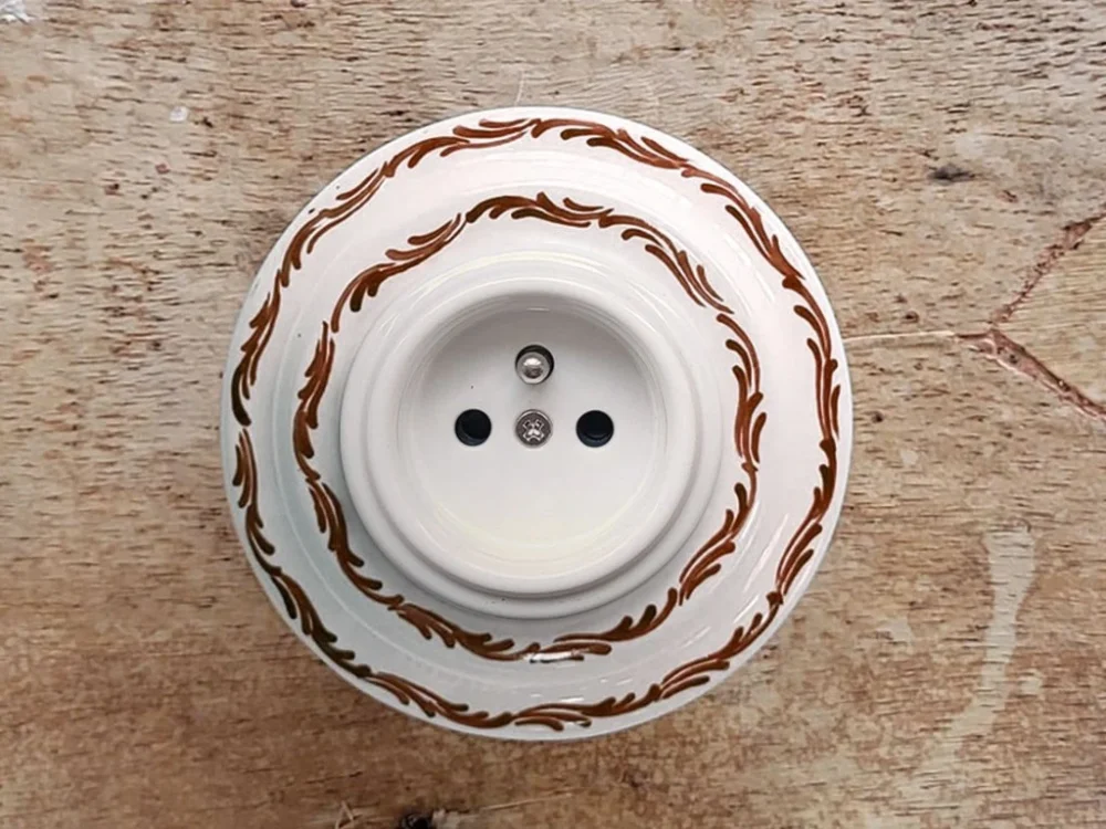 Da Vinci Hnědá vlnka – porcelánová zásuvka – ručně malovaná, 10x10 Autentický