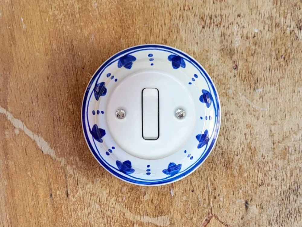 Nová Kolekce Da Vinci Modrý zvonek – porcelánový vypínač, řazení 6 – ručně malovaný, 10x10