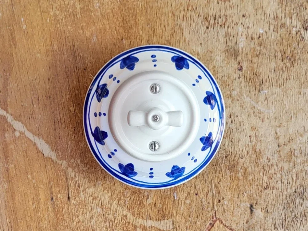 Da Vinci Modrý zvonek – otočný porcelánový vypínač, řazení 6 – ručně malovaný, 10x10 Originální