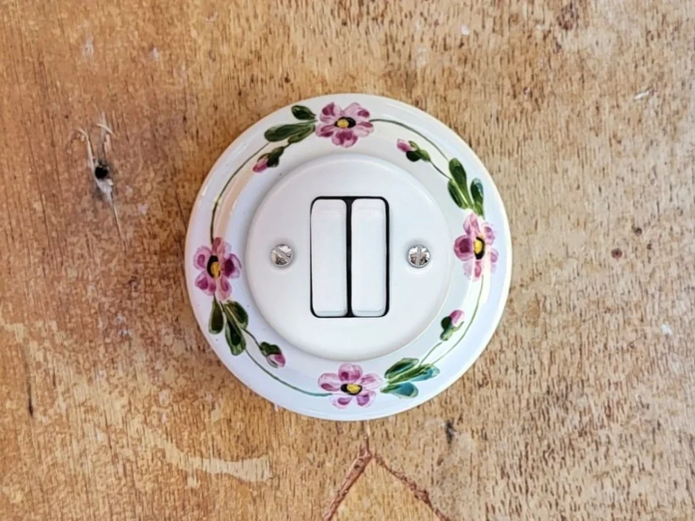 Da Vinci Růžový kvítek – porcelánový vypínač, řazení 5 – ručně malovaný, 10x10 Nakupujte Hned
