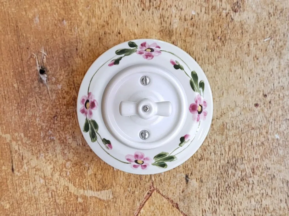 Must-Have Da Vinci Růžový kvítek – otočný porcelánový vypínač, řazení 1 – ručně malovaný, 10×10