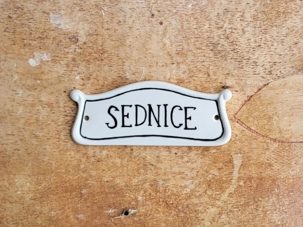 Finální Výprodej Da Vinci Baroko SEDNICE keramická cedulka ručně malovaná 5,5x13,5 M