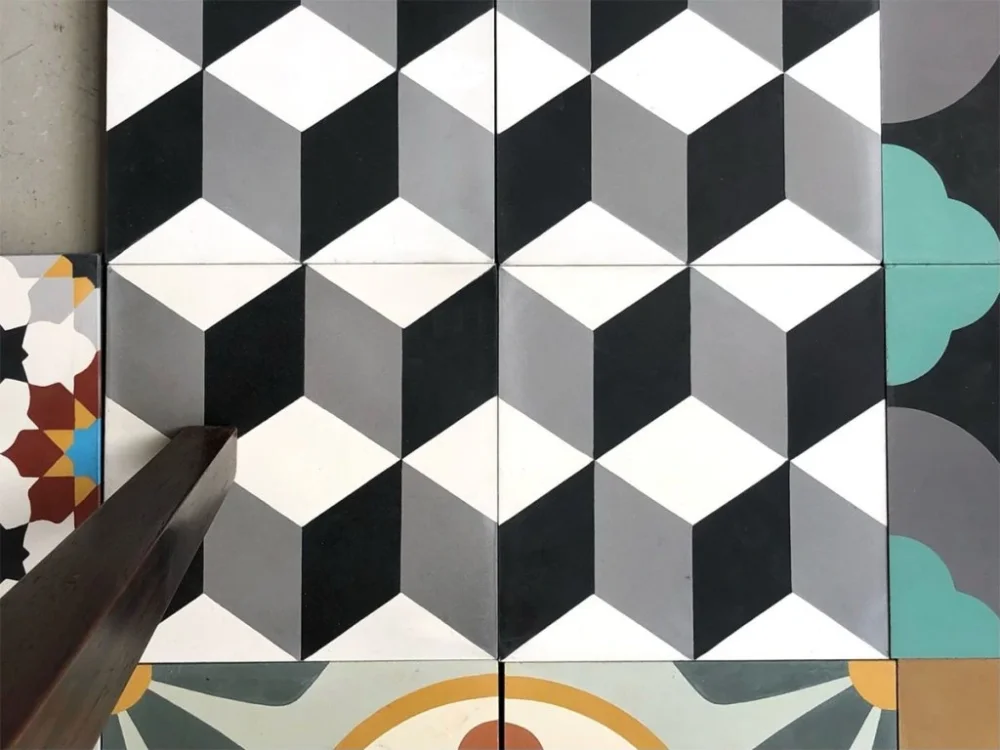 Aktuální Valet – historická cementová dlažba – geometrický 3D vzor – 20x20, mat