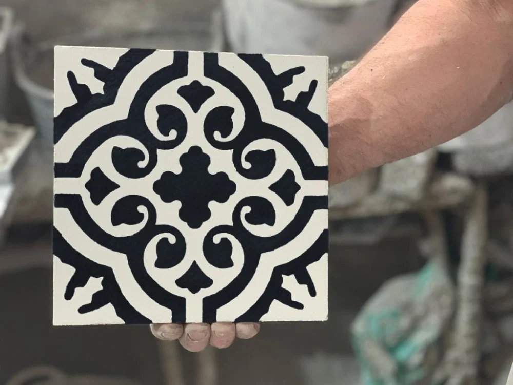 Tovární Cena Azahar Negro – historická cementová dlažba – ornamentální motiv – 20x20, mat
