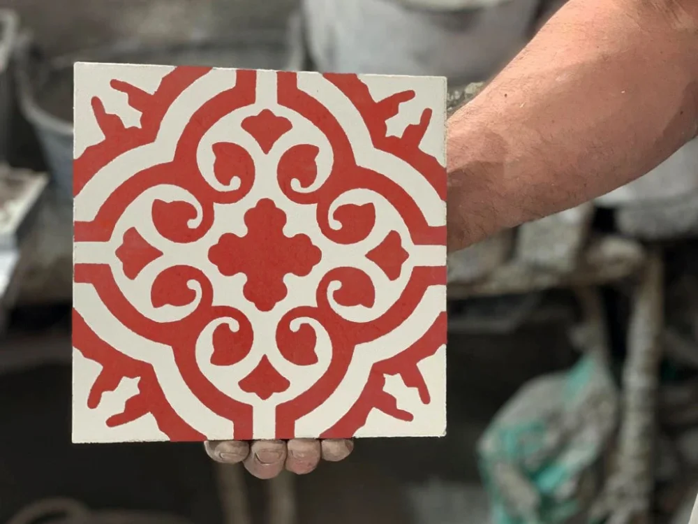 Nejprodávanější Azahar Rojo – historická cementová dlažba – ornamentální motiv – 20x20, mat