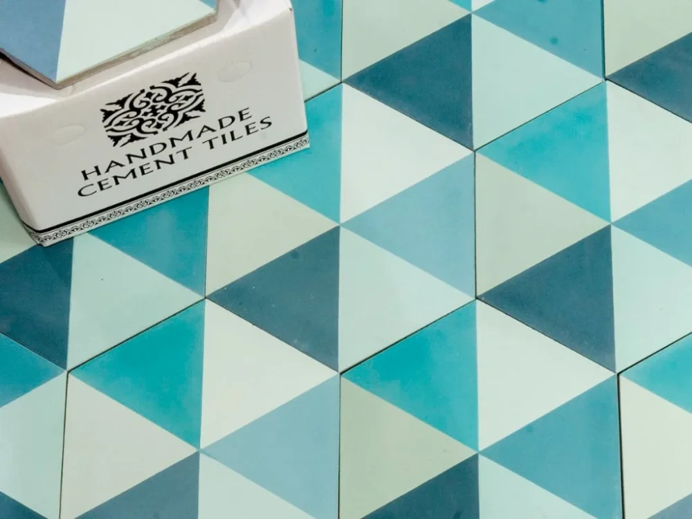 Nová Kolekce Hexa Triangle – šestiúhelníková cementová dlažba – zelenomodrá – 20x22,5, mat